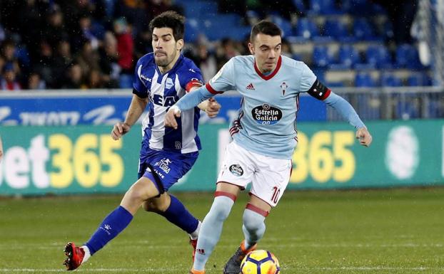 Iago Aspas controla el balón ante Manu García.