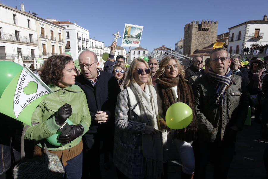 La alcaldesa Elena Nevado ha asistido a la protesta en la Plaza Mayor a título personal y como militante del PP