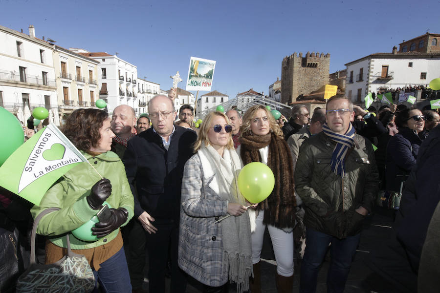 La alcaldesa Elena Nevado ha asistido a la protesta en la Plaza Mayor a título personal y como militante del PP