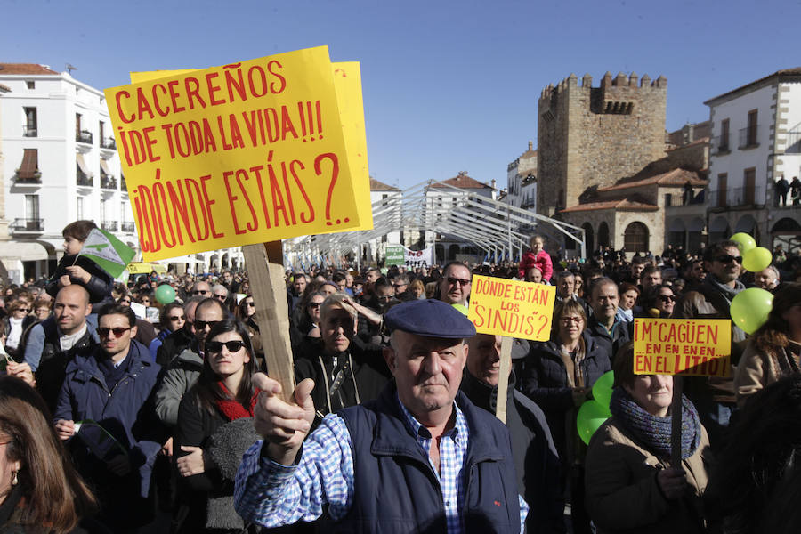 La alcaldesa Elena Nevado ha asistido a la protesta en la Plaza Mayor a título personal y como militante del PP