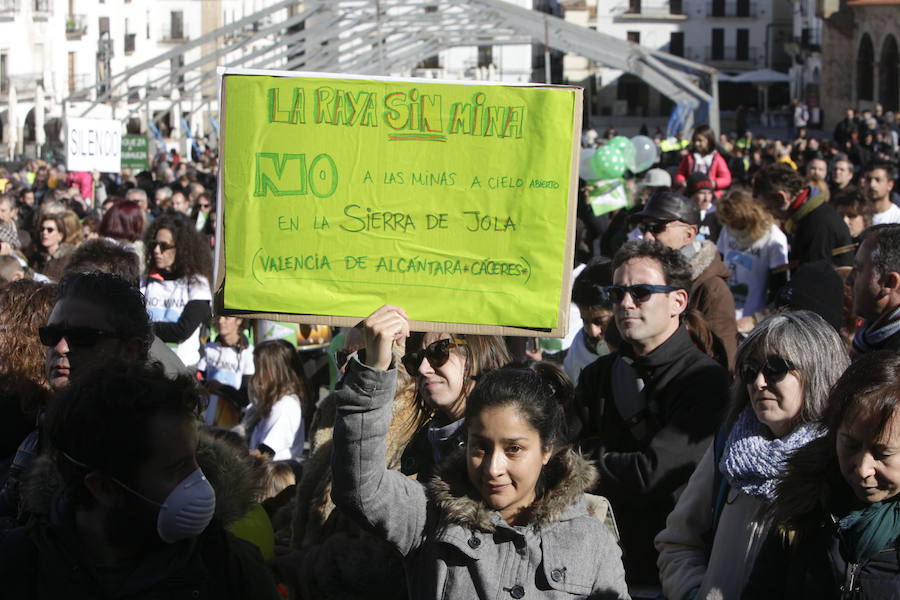 La alcaldesa Elena Nevado ha asistido a la protesta en la Plaza Mayor a título personal y como militante del PP