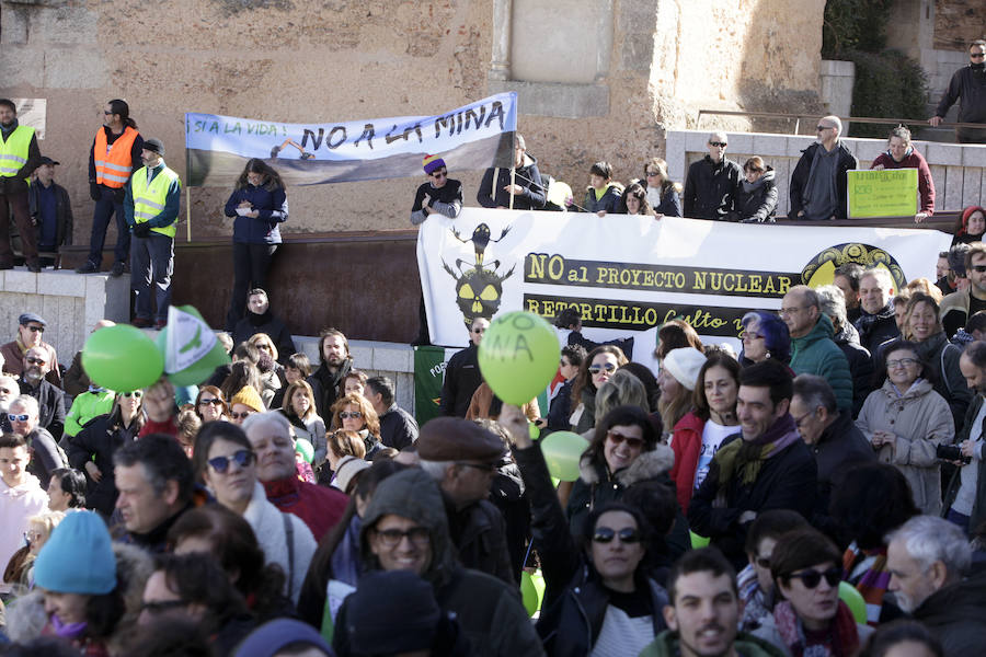 La alcaldesa Elena Nevado ha asistido a la protesta en la Plaza Mayor a título personal y como militante del PP