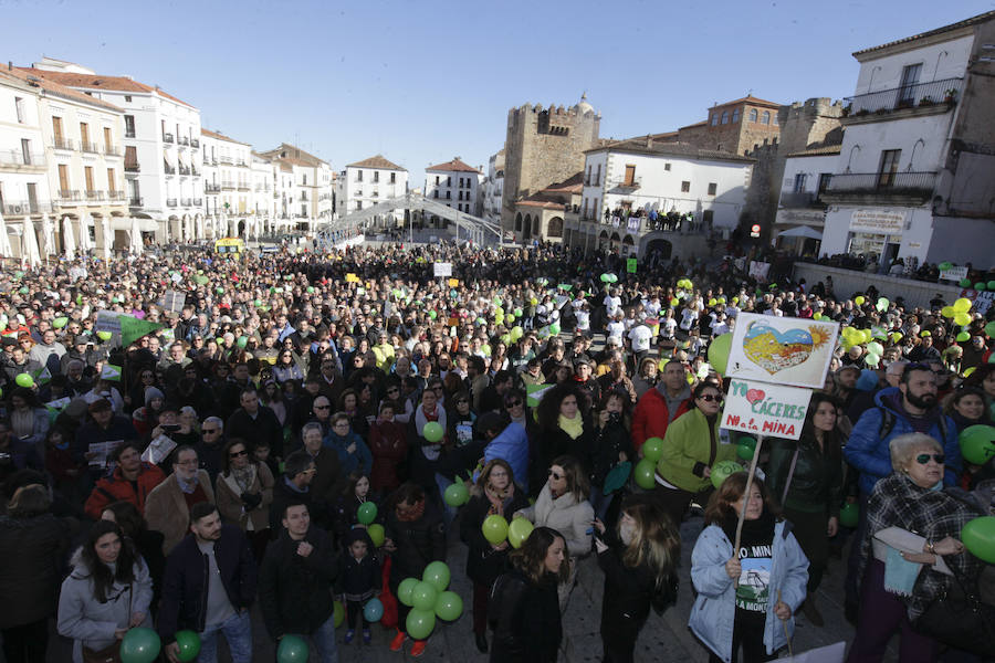 La alcaldesa Elena Nevado ha asistido a la protesta en la Plaza Mayor a título personal y como militante del PP