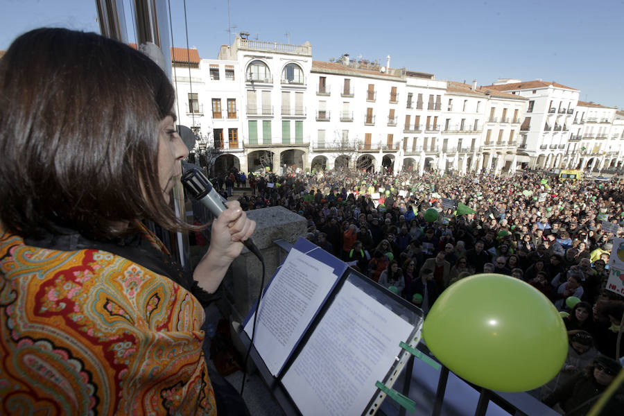 La alcaldesa Elena Nevado ha asistido a la protesta en la Plaza Mayor a título personal y como militante del PP