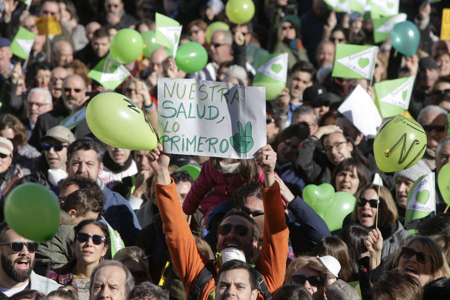 La alcaldesa Elena Nevado ha asistido a la protesta en la Plaza Mayor a título personal y como militante del PP