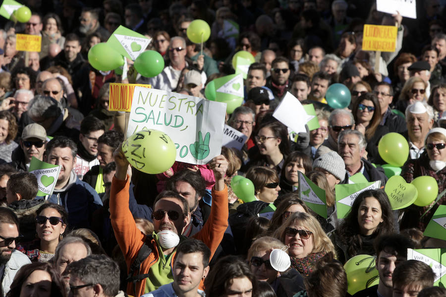 La alcaldesa Elena Nevado ha asistido a la protesta en la Plaza Mayor a título personal y como militante del PP