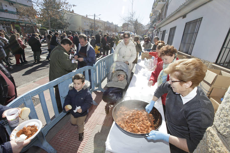 Hubo quien esperó una hora para tomar prueba de cerdo y el ponche que regaló la Asociación de Vecinos, y se vendieron miles de cordones que subieron de precio, de 60 a 80 céntimo