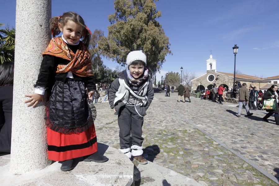 Hubo quien esperó una hora para tomar prueba de cerdo y el ponche que regaló la Asociación de Vecinos, y se vendieron miles de cordones que subieron de precio, de 60 a 80 céntimo