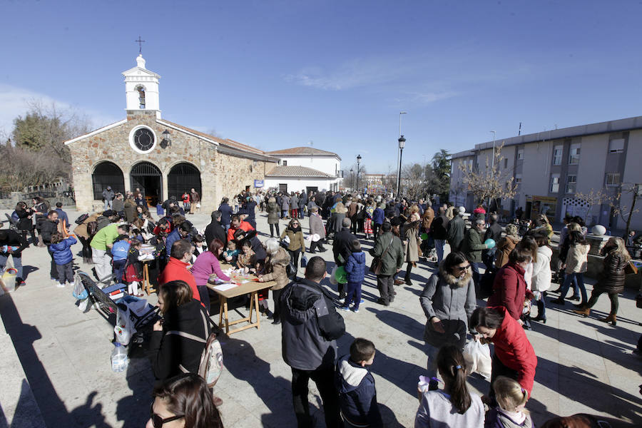 Hubo quien esperó una hora para tomar prueba de cerdo y el ponche que regaló la Asociación de Vecinos, y se vendieron miles de cordones que subieron de precio, de 60 a 80 céntimo