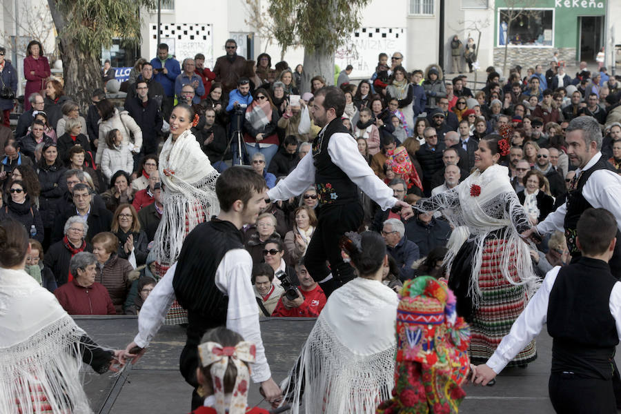 Hubo quien esperó una hora para tomar prueba de cerdo y el ponche que regaló la Asociación de Vecinos, y se vendieron miles de cordones que subieron de precio, de 60 a 80 céntimo