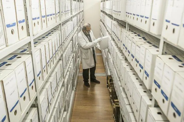 Fernando Jiménez Berrocal en las instalaciones del archivo histórico del Ayuntamiento de Cáceres. :: j. r.