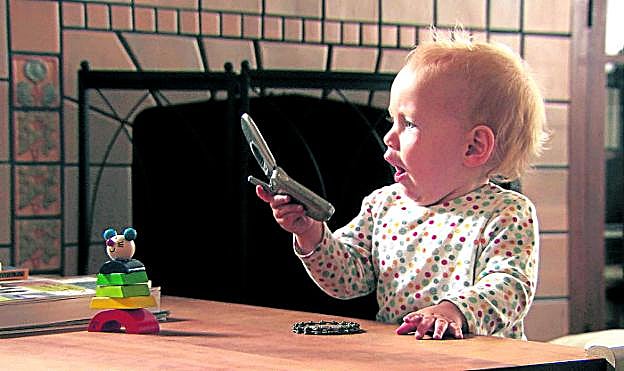 Cada vez es más común la imagen de un bebé ensimismado en la contemplación de un móvil o una tablet. :: R. c.