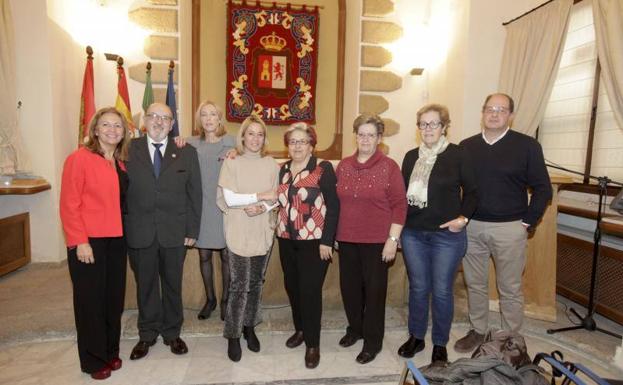 Imagen de los homenajeados junto a Elena Nevado y Marisa Caldera. 