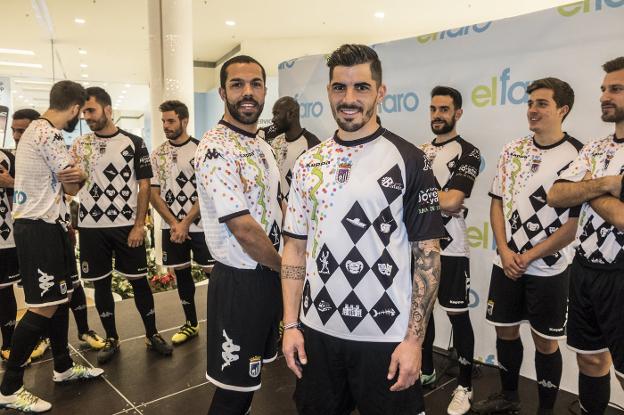 Ruano y Joaqui Flores, en primer plano, en la presentación de la nueva camiseta carnavalera. :: PAKOPÍ