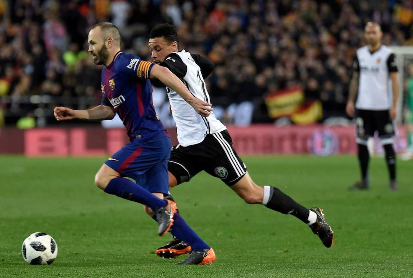 El Barcelona disputará su quinta final de Copa del Rey consecutiva, tras imponerse al Valencia en Mestalla (0-2) con tantos de Coutinho y Rakitic.