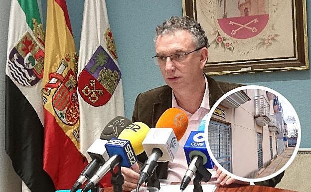 José Luis Quintana, alcalde de Don Benito. En el círculo, plaza de García Sola. :: 