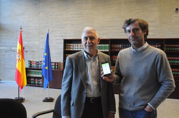 Rodríguez de la Cruz y Antonio Monje con la app. :: Brígido