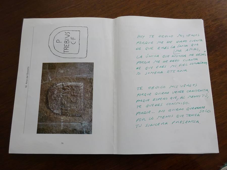 -Última página del libro 'Paseo epigráfico por el Casco Antiguo de Cáceres' con el principio de la poesía de Sanjosé