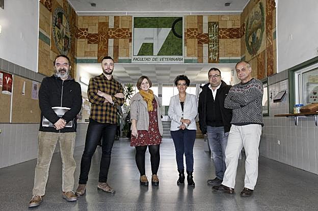 De izquierda a derecha, Jorge Valle, Daniel Jiménez, Virginia Carracedo, María Reyes, Enrique Pérez y Joaquín Rey. ::