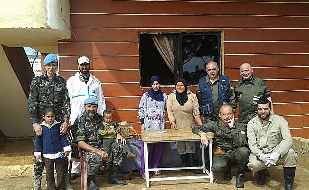 Integrantes de la anterior expedición a Líbano, junto a población civil y miembros del ejército. 