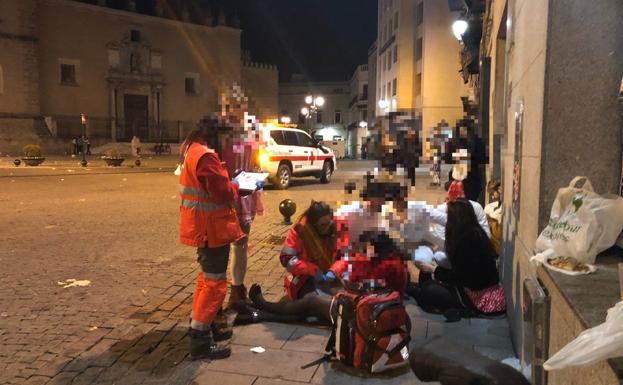 Efectivos de Cruz Roja atienden a una persona en la Plaza de España la pasada madrugada 