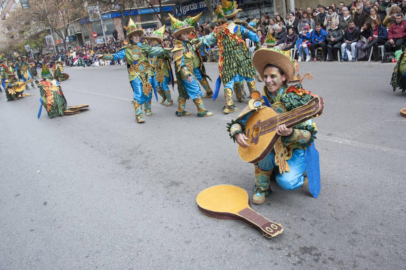 Los componentes de Lancelot se convierten en este Carnaval en trovadores del universo. Lo hacen con un disfraz de tonos verdes, marrones y dorados