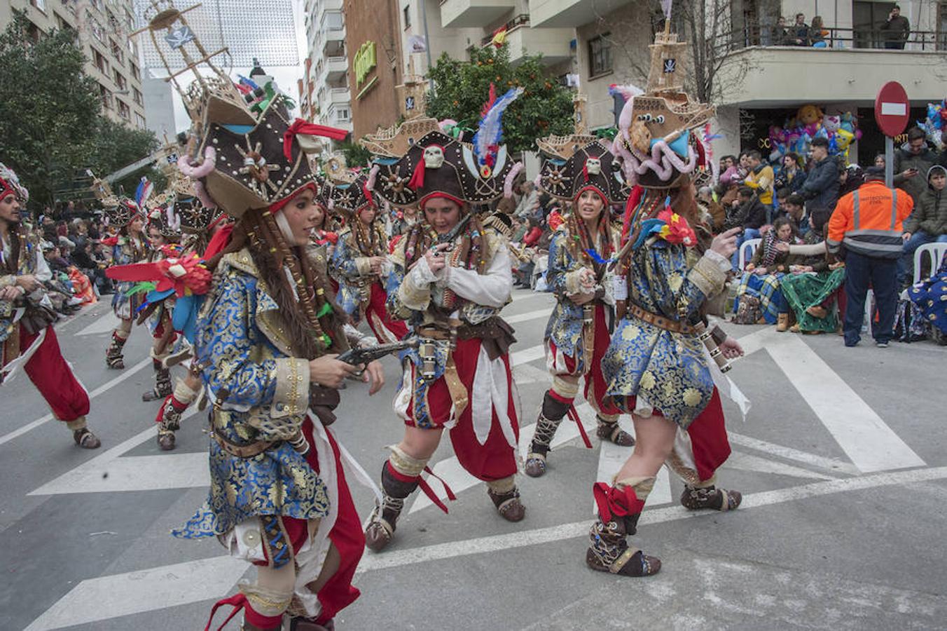 La comparsa Anuva se ha inspirado en la película 'Piratas del Caribe'. En su disfraz destacan los colores azul, rojo y marrón