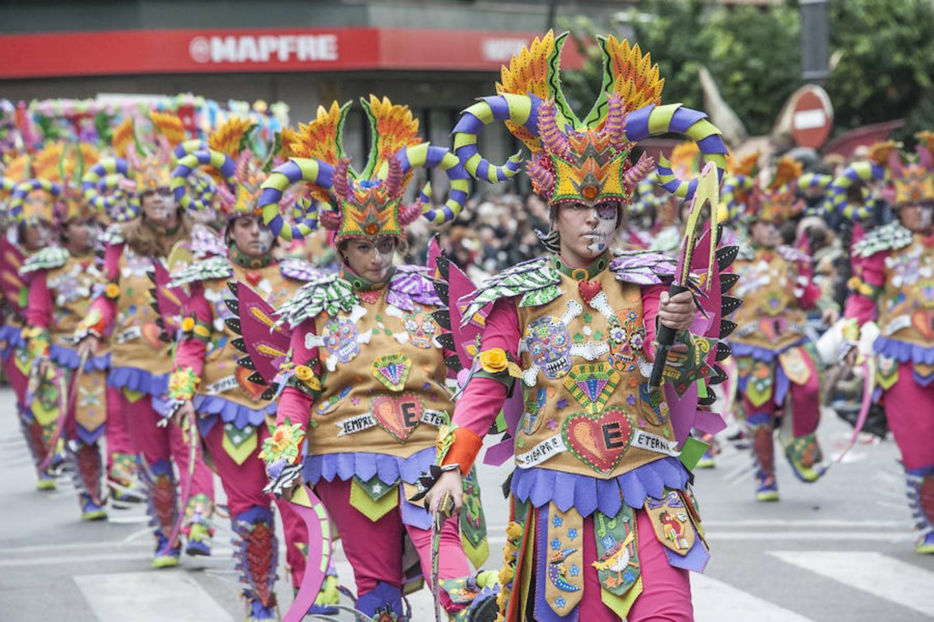 Pío Pío se transporta a cultura azteca y la fiesta de los muertos mexicana. Los integrantes de la comparsa llevaban un corazón para recordar a Emilia Ledesma