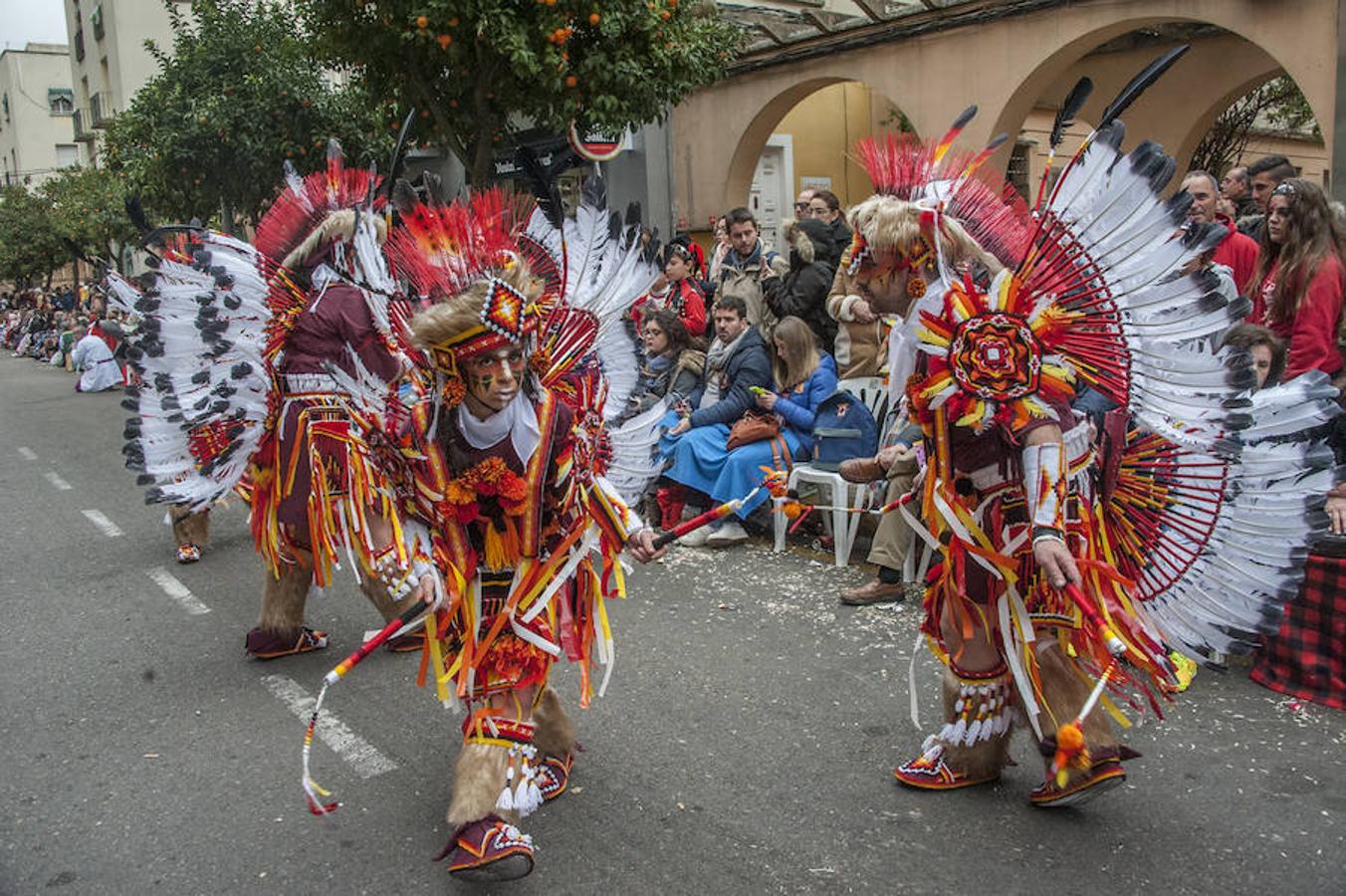 La comparsa Infectos Acelerados se han convertido en indios americanos este año. El disfraz es negro, rojo, naranja, amarillo, blanco y burdeo