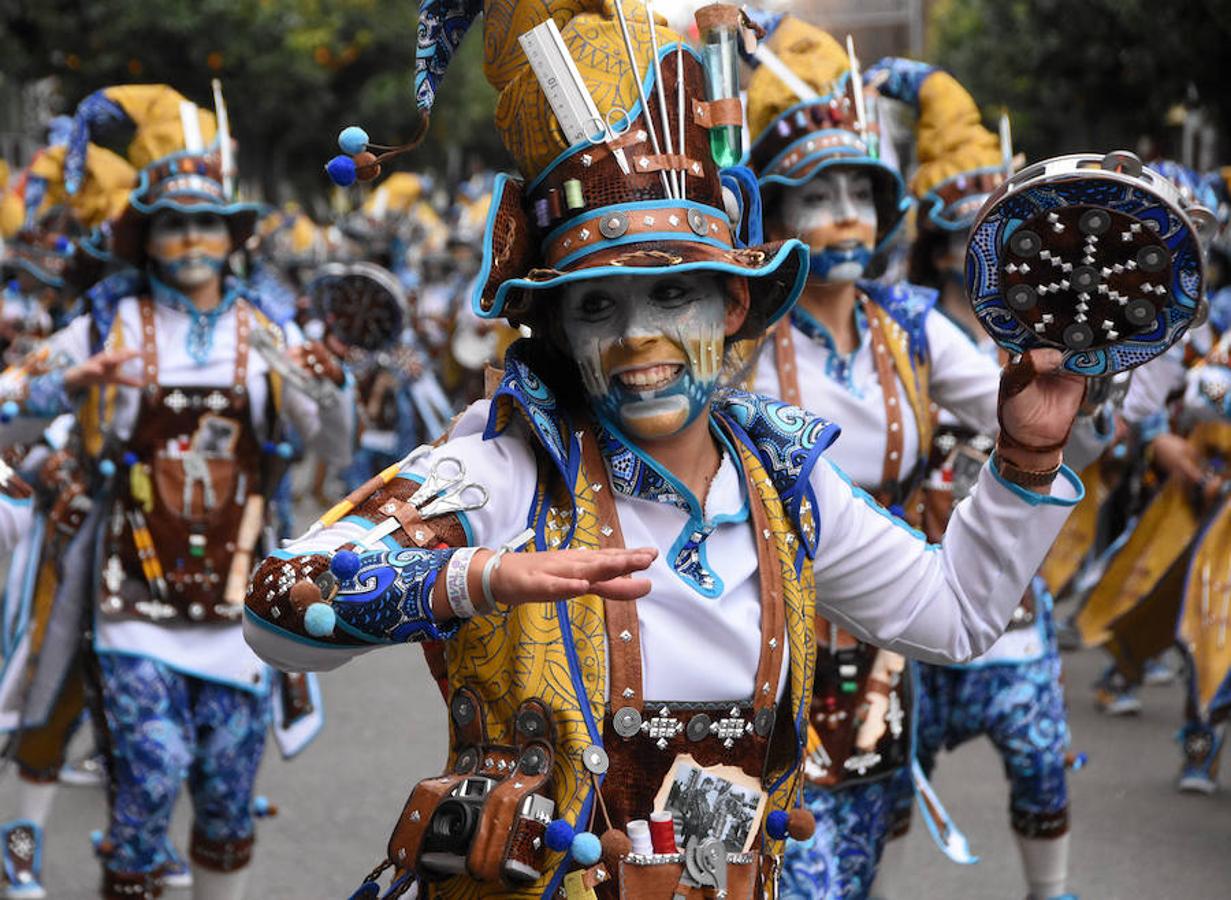 Los emisarios del Carnaval son los integrantes de El Vaivén, que tienen un mensaje para a todos los pacense. Por ello, llevan todo tipo de herramientas y una cámara fotográfica con la que documentarlo todo