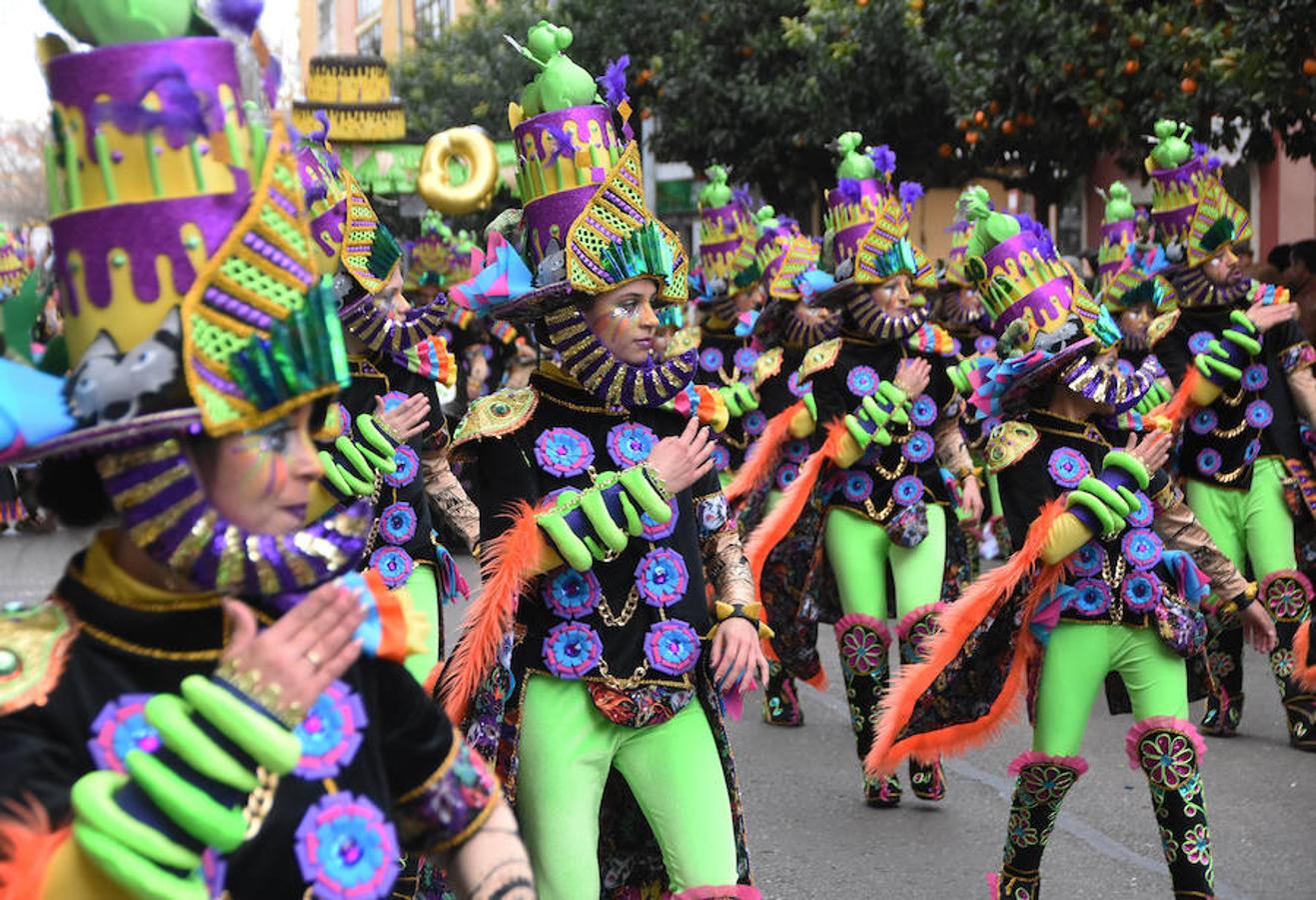 Tres décadas desde su fundación cumple Yuyubas, una comparsa pacense de las que disfrutan todas las jornadas del Carnaval de su ciudad y ambienta las calles. Para celebrar su cumpleaños, tanto el disfraz, como los ritmos y bailes del desfile harán un guiño a su trayectoria