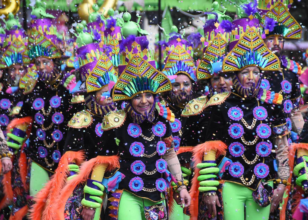 Tres décadas desde su fundación cumple Yuyubas, una comparsa pacense de las que disfrutan todas las jornadas del Carnaval de su ciudad y ambienta las calles. Para celebrar su cumpleaños, tanto el disfraz, como los ritmos y bailes del desfile harán un guiño a su trayectoria