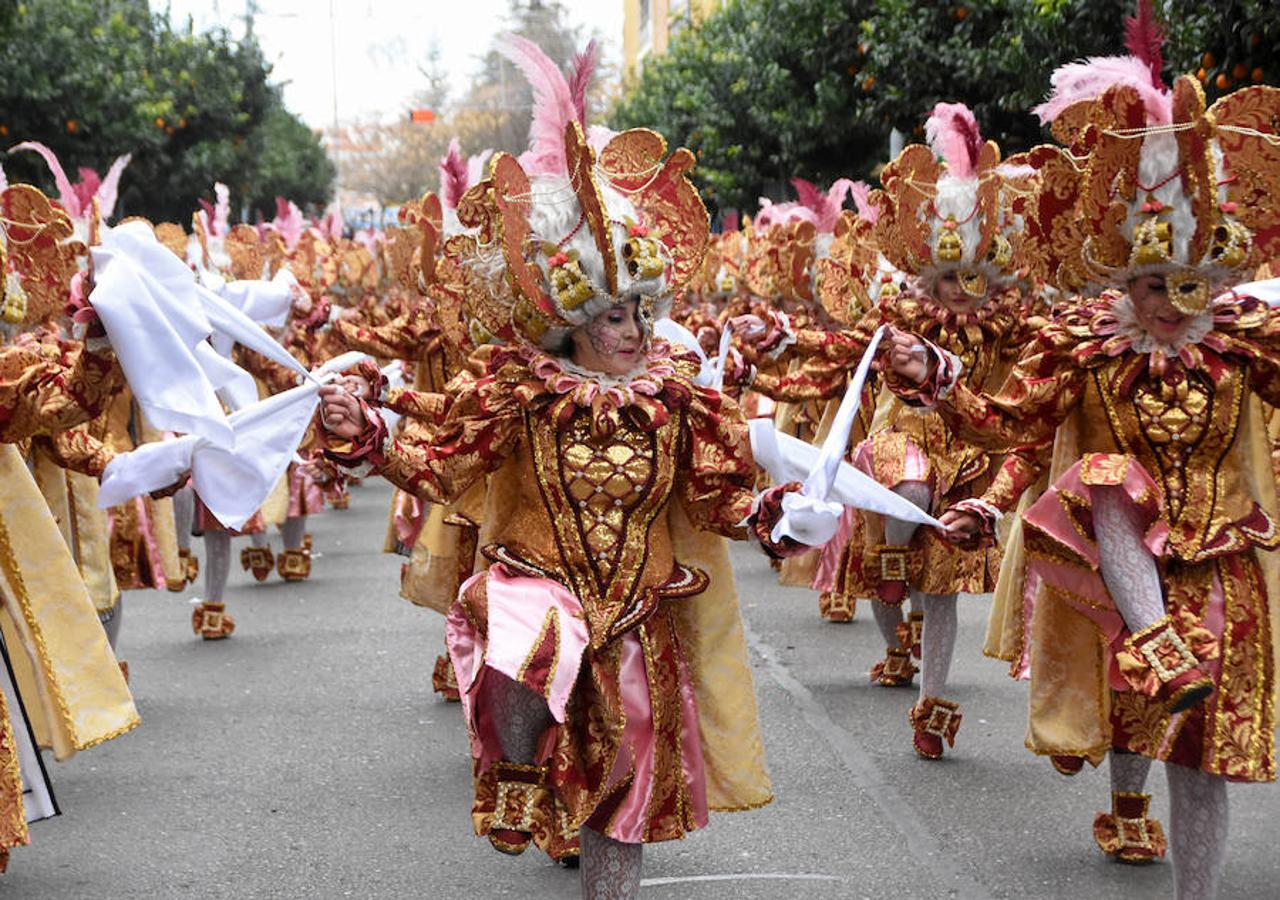 Los lingotes presentaron un disfraz de músicos clásicos para defender el título del año pasado. La gama de granates y rosas, así como el blanco y el dorado destacan en un traje con mucha tela