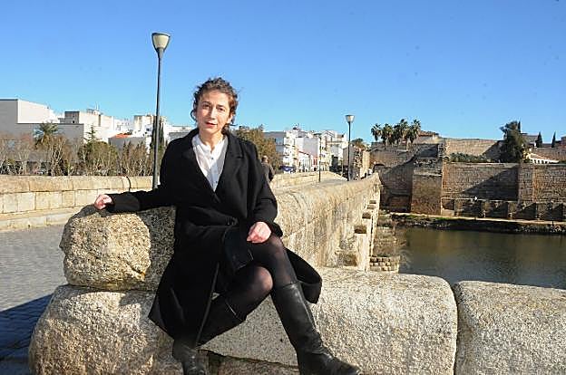 Nuria Díaz, en el puente romano de Mérida. :: brígido