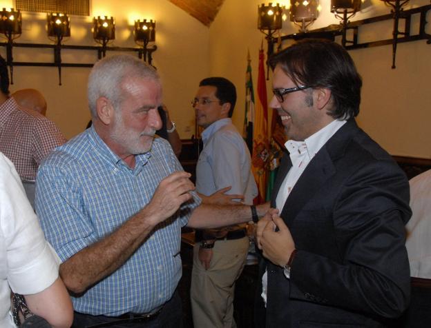 Francisco Barbancho y Fernando Pizarro conversan tras un pleno en julio de 2011. :: david palma