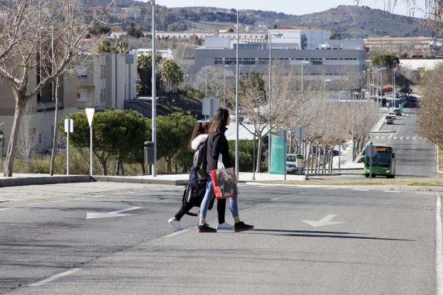 Dos alumnas cruzan una de las calles del Campus de Cáceres. :: lorenzo cordero