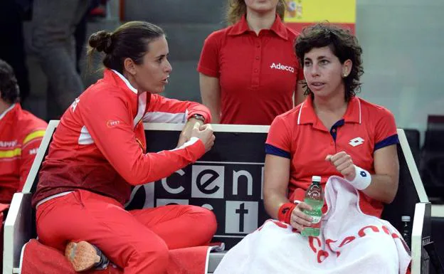 La capitana del equipo español, Anabel Medina, habla con Carla Suárez.