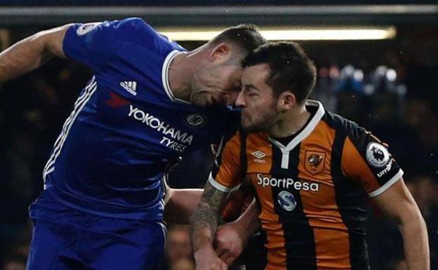 El momento del choque entre Gary Cahill y Ryan Mason.