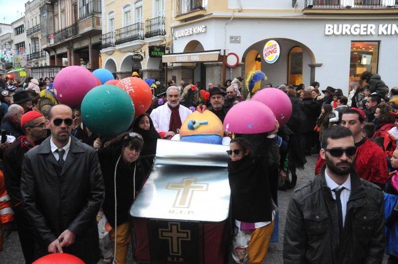 Cientos de personas se han congregado a primera hora en la Plaza de España en el Martes del Carnaval
