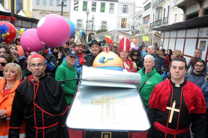 Cientos de personas se han congregado a primera hora en la Plaza de España en el Martes del Carnaval