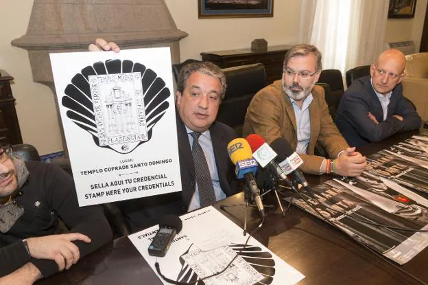 Pedro Cordero muestra el nuevo sello para peregrinos. :: andy solé