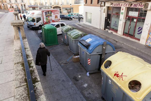 Batería de contenedores para los distintos tipos de residuos en una calle de la ciudad. :: jorge rey