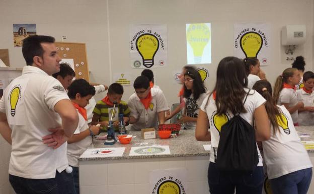 Alumnos de Almendralejo participando en el proyecto 'Junior Emprende'.