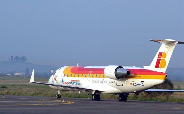 Un avión de Air Nostrum en el aeropuerto de Badajoz.