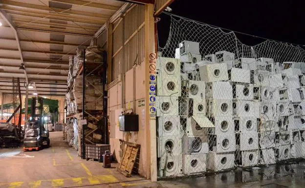La planta Movilex, en Lobón (Badajoz), es la única de la región que valoriza residuos eléctricos y electrónicos. Hay menos de una decena como esta en España. :: CASIMIRO MORENO