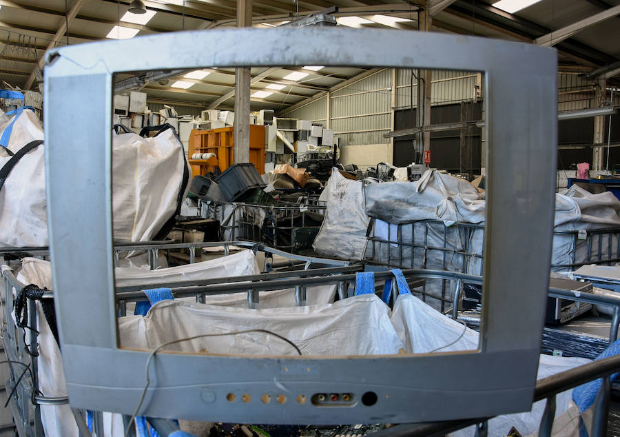 Carcasa de una tele vuyo plástico se recicla. El cristal de la pantalla tiene plomo y contamina