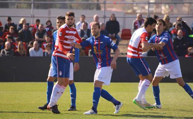Aitor forcejea con un rival en el encuentro disputado ayer en Granada. 