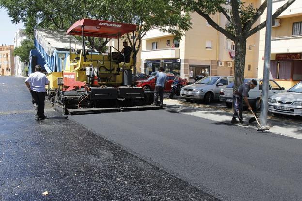Máquinas trabajando durante un plan de asfaltado anterior en una calle de Plasencia. :: hoy