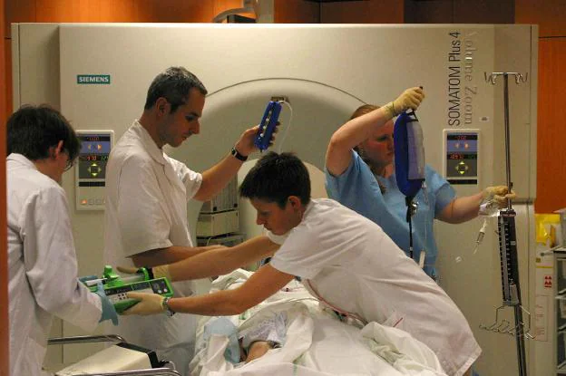 Trabajadores del SES preparan a un paciente para una prueba en un hospital extremeño en una imagen de archivo. :: hoy