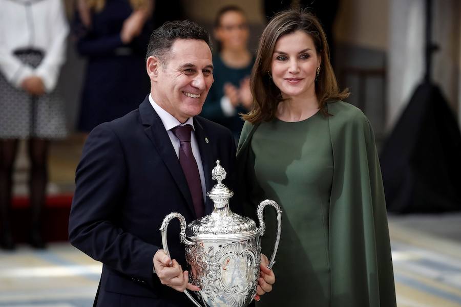 El presidente de la Federación de Piragüismo, Juan José Román Mangas, recogió la Copa Barón de Güell.